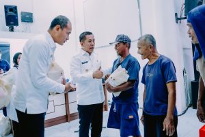 Wujud Kepedulian, Bupati Karawang Salurkan 400 Paket Sembako untuk Pengayuh Becak dan Penjaga Perlintasan Kereta Api