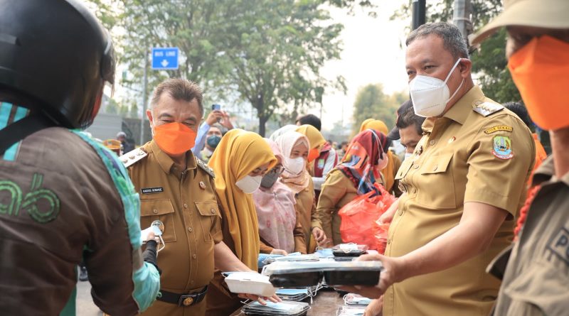 Selasa Ceria Berbagi Makanan dan Masker, Wali Kota Bekasi Antisipasi Dampak Dari Sebaran Abu Vulkanik Peduli Warga di Tengah Erupsi Anak Krakatau, Wali Kota Bekasi Sisipkan Masker dalam Selasa Ceria